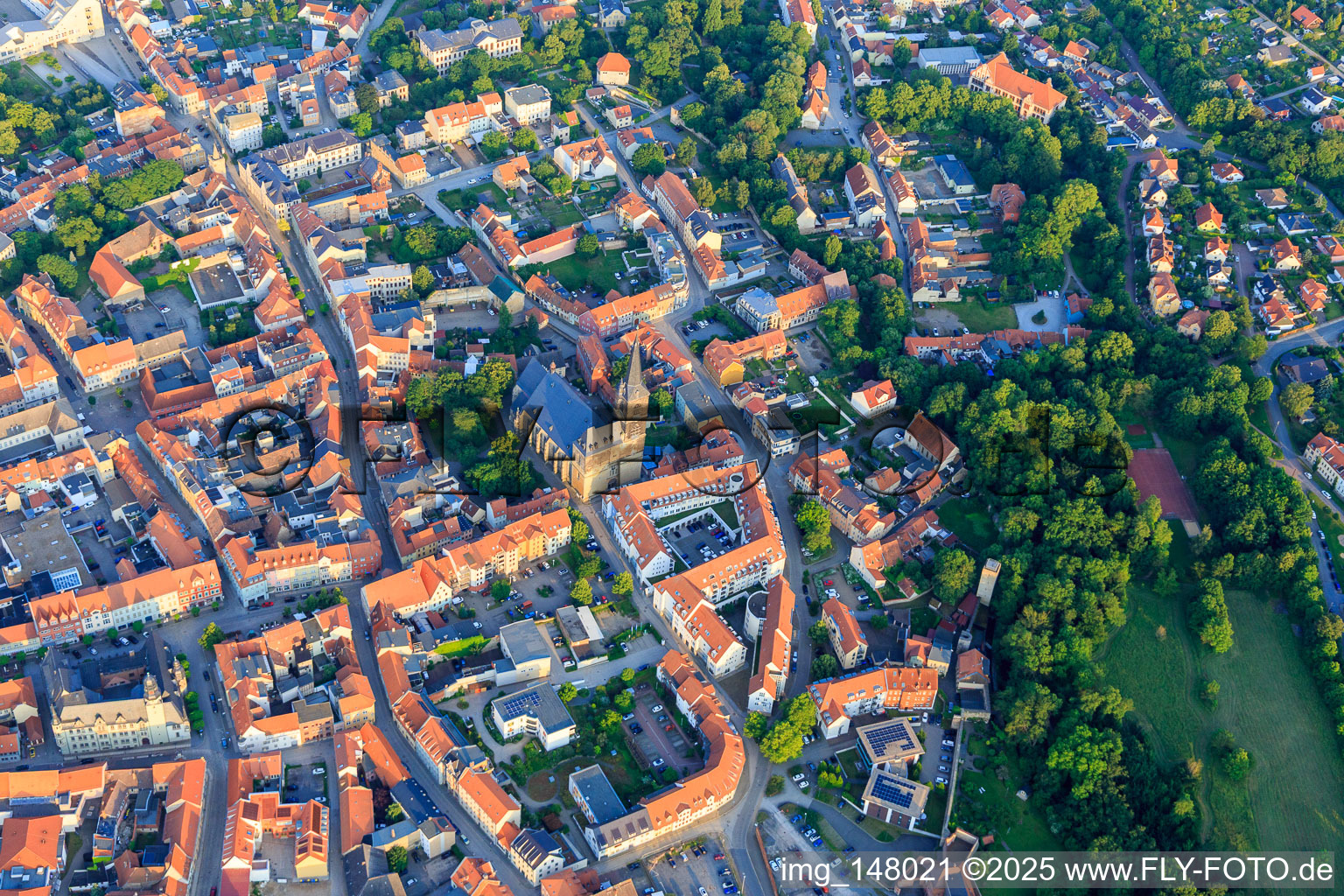 Vue oblique de Vieille ville historique avec l'église Saint-Étienne, le marché et Tie à Aschersleben dans le département Saxe-Anhalt, Allemagne