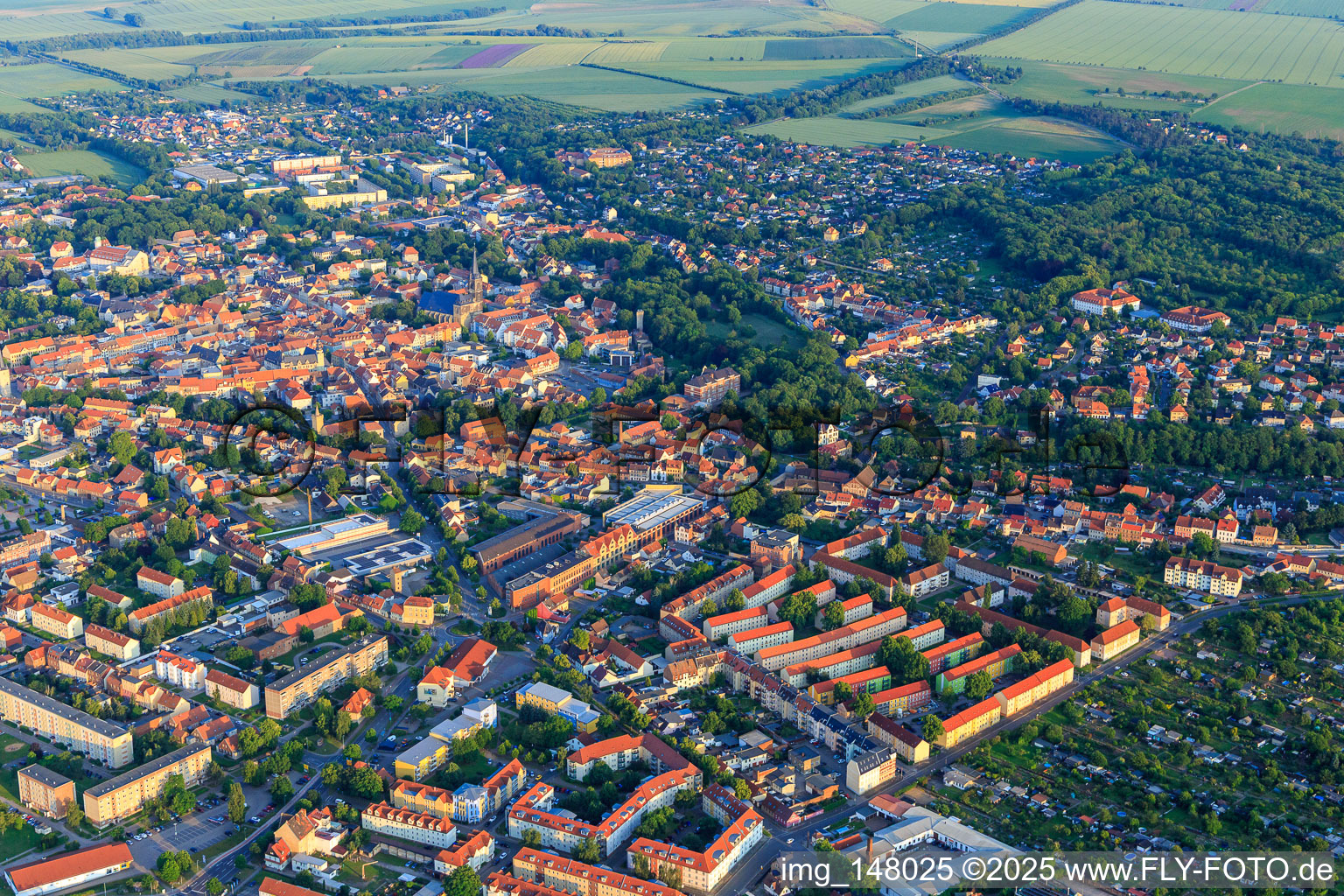 Vue aérienne de High Street depuis le nord-ouest à Aschersleben dans le département Saxe-Anhalt, Allemagne