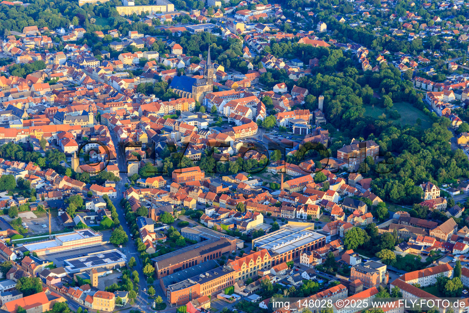 Vue aérienne de Magdeburger Straße avec l'école professionnelle I du Salzlandkreis WEMA à Aschersleben dans le département Saxe-Anhalt, Allemagne