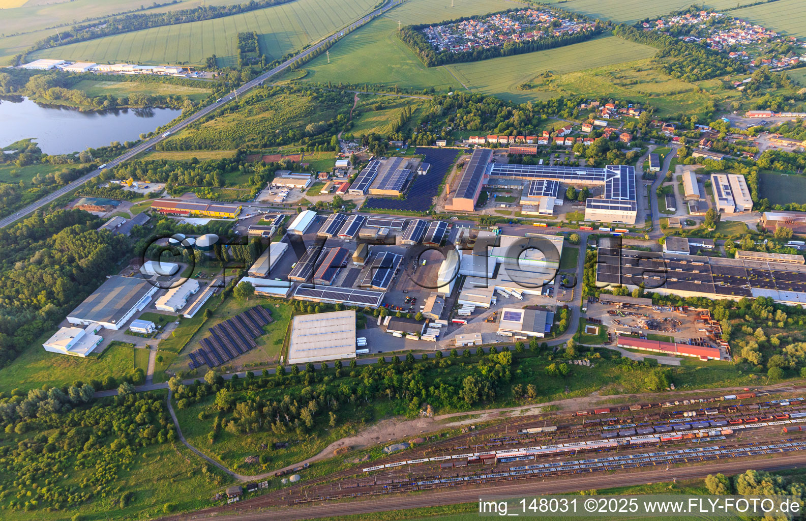 Vue aérienne de Zone industrielle Walter-Kersten-Straße avec AGRAVIS Technik Sachsen-Anhalt/Brandenburg GmbH, SCHIESS Werkzeugmaschinenfabrik GmbH et MAWEA Majoranwerk Aschersleben GmbH à Aschersleben dans le département Saxe-Anhalt, Allemagne