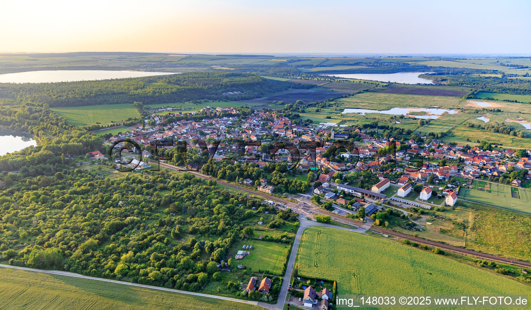 Vue aérienne de Vue du village depuis le sud à le quartier Frose in Seeland dans le département Saxe-Anhalt, Allemagne