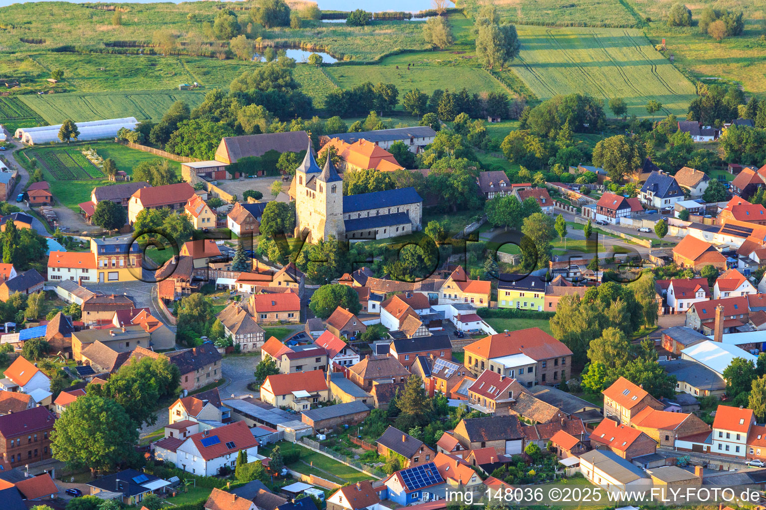 Vue aérienne de Église du Kirchberg à le quartier Frose in Seeland dans le département Saxe-Anhalt, Allemagne