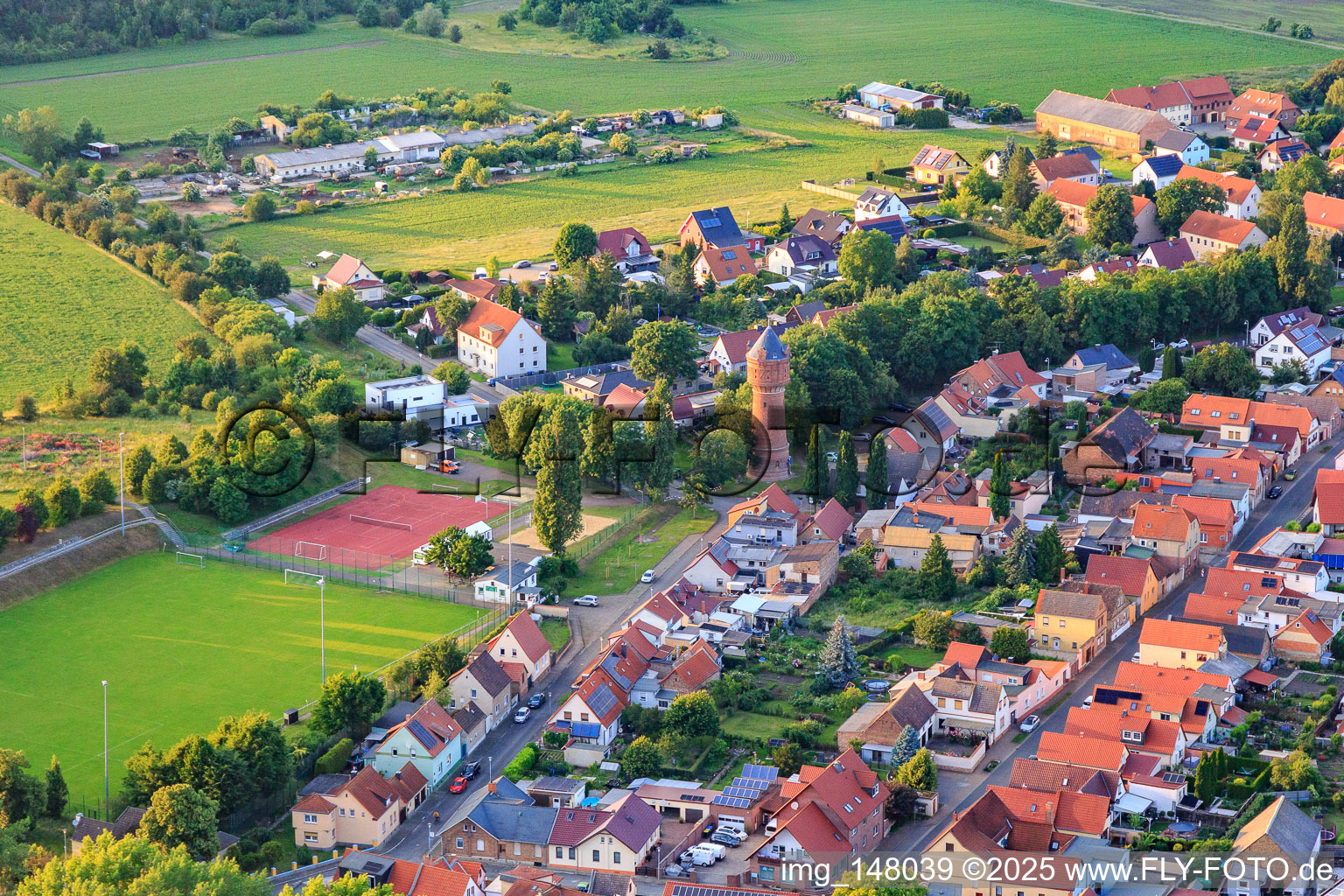 Vue aérienne de Terrain de sport et château d'eau historique à le quartier Frose in Seeland dans le département Saxe-Anhalt, Allemagne