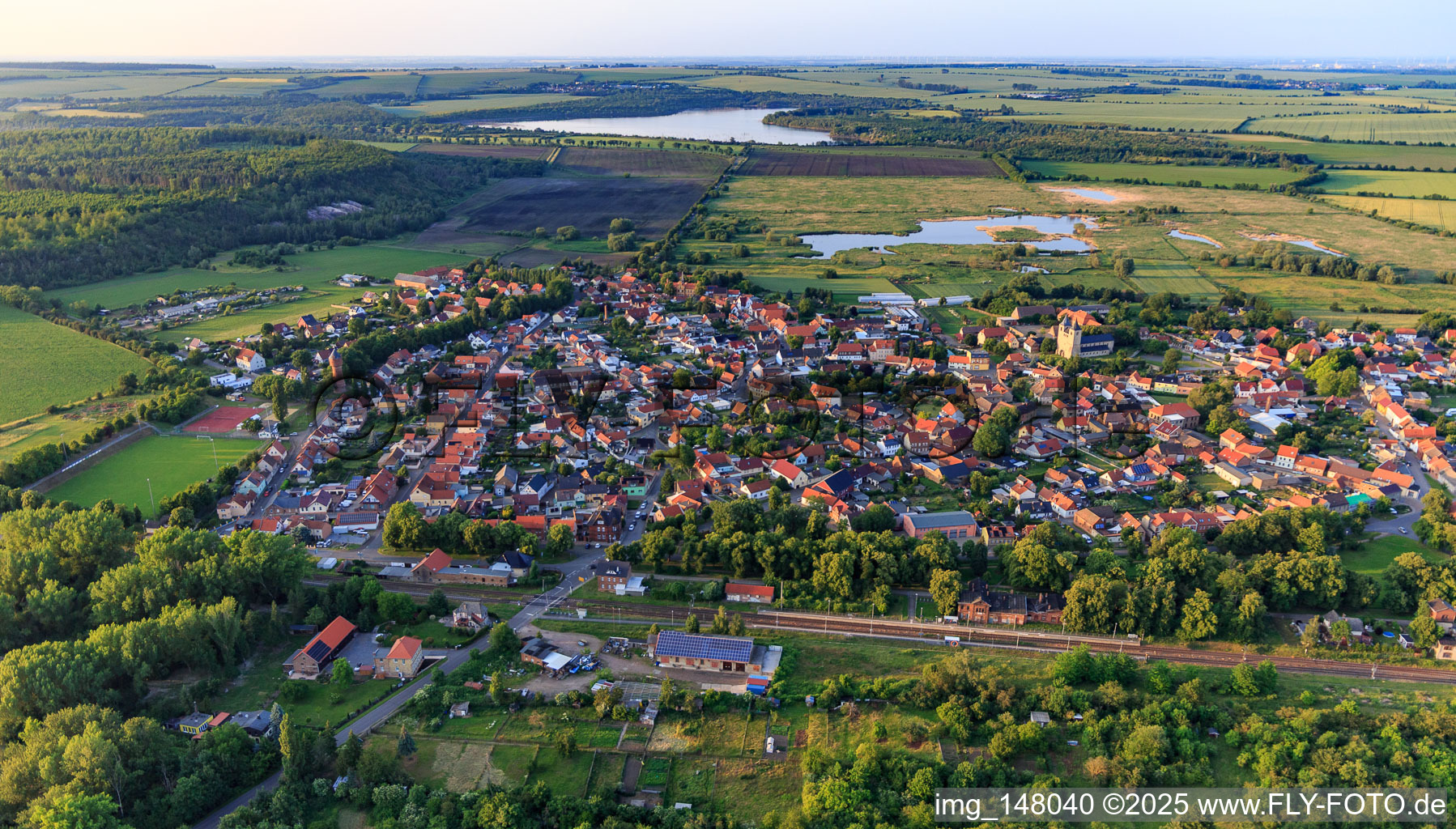 Vue aérienne de Vue de la ville avec la gare à le quartier Frose in Seeland dans le département Saxe-Anhalt, Allemagne