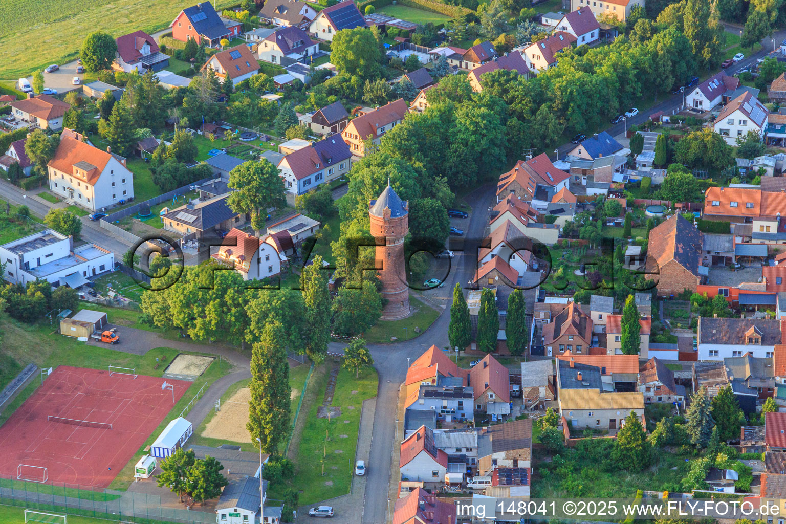Vue aérienne de Château d'eau historique à le quartier Frose in Seeland dans le département Saxe-Anhalt, Allemagne