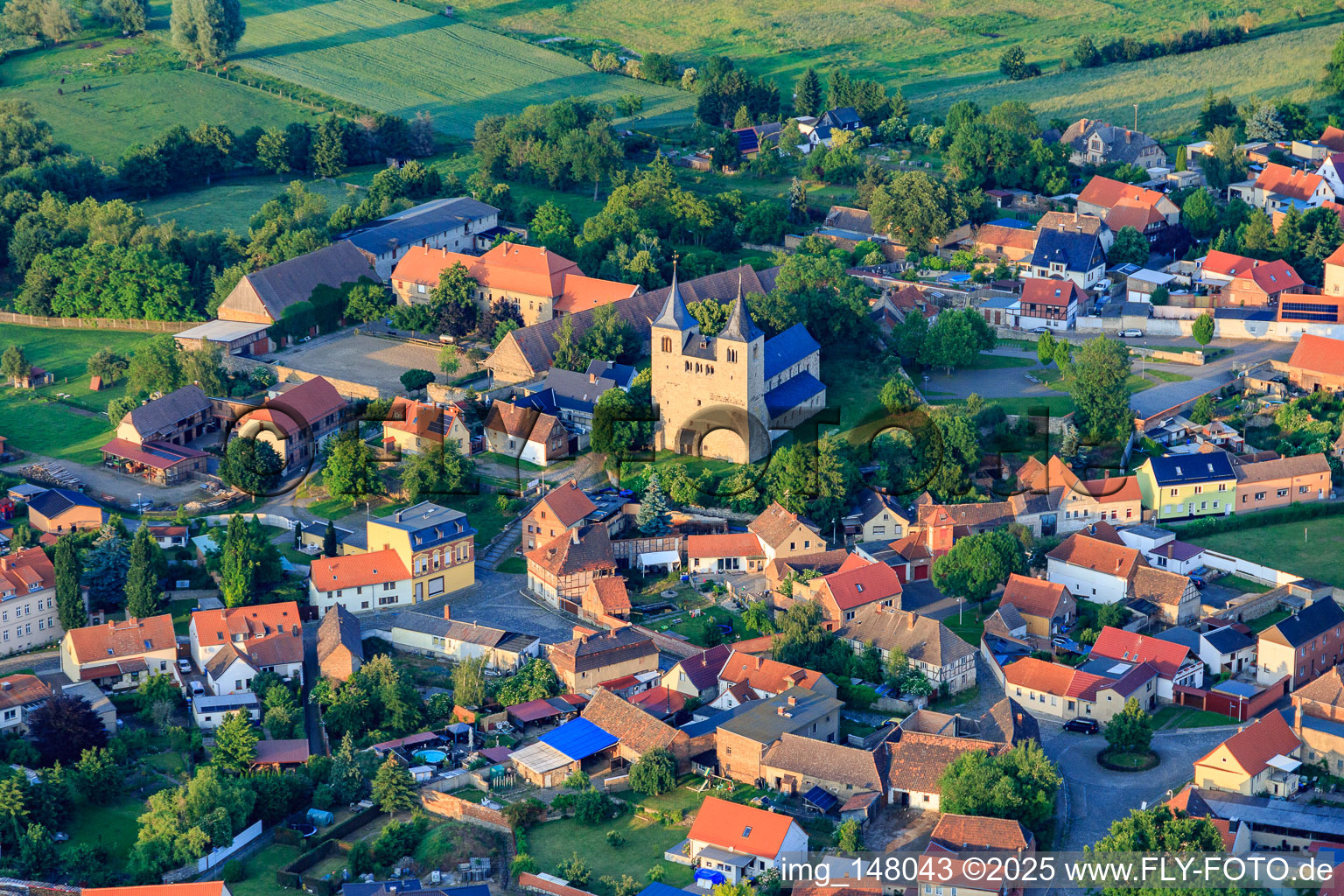 Vue aérienne de Église du Kirchberg à le quartier Frose in Seeland dans le département Saxe-Anhalt, Allemagne