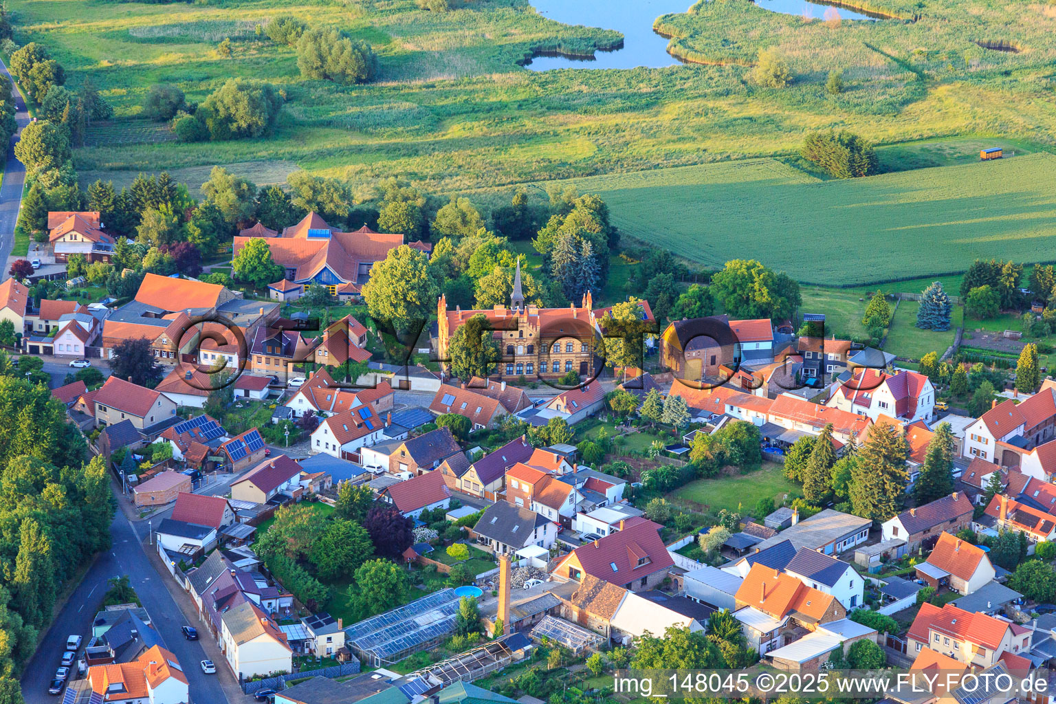 Vue aérienne de Mairie / Administration municipale à le quartier Frose in Seeland dans le département Saxe-Anhalt, Allemagne