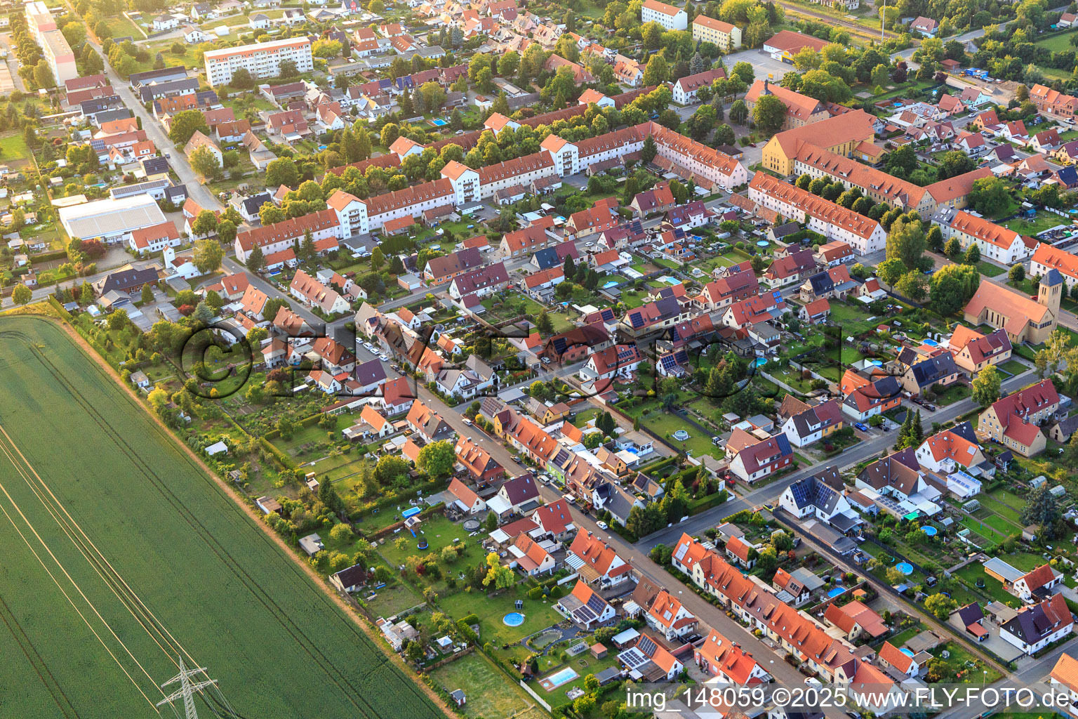 Vue aérienne de Friedhofstraße x Kirchstr à le quartier Nachterstedt in Seeland dans le département Saxe-Anhalt, Allemagne