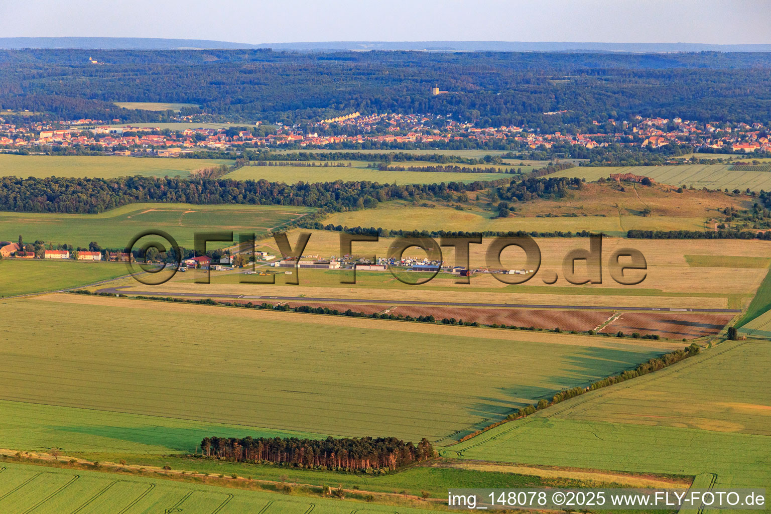 Vue aérienne de Aéroport Ballenstedt depuis le nord à le quartier Asmusstedt in Ballenstedt dans le département Saxe-Anhalt, Allemagne