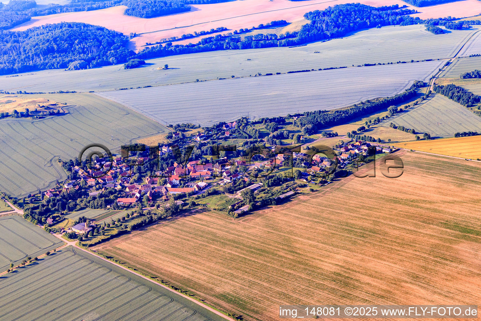 Vue aérienne de Vue du village depuis le nord à le quartier Ulzigerode in Arnstein dans le département Saxe-Anhalt, Allemagne