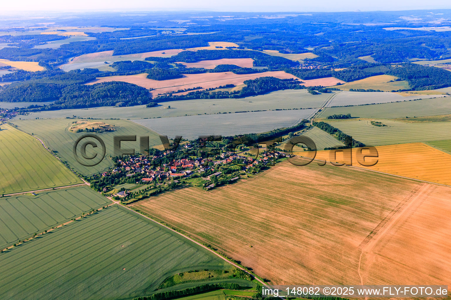 Vue aérienne de Vue du village depuis le nord à le quartier Ulzigerode in Arnstein dans le département Saxe-Anhalt, Allemagne