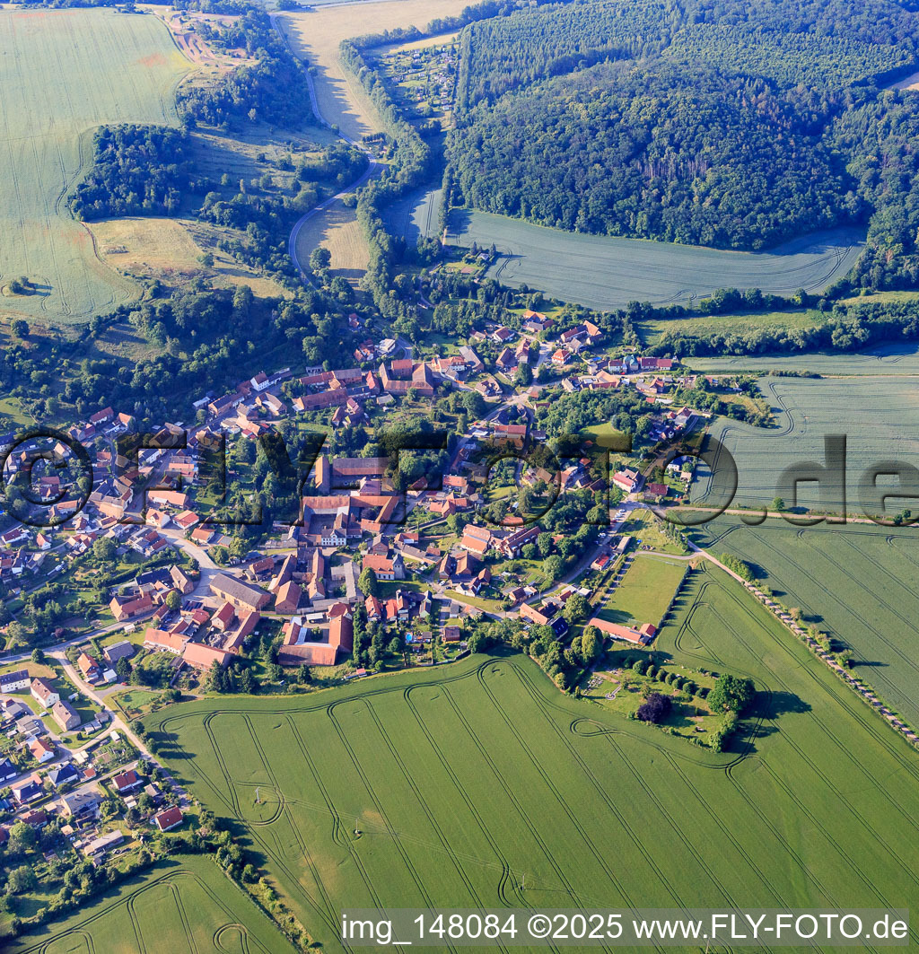 Vue aérienne de Vue du village depuis le nord-ouest à le quartier Alterode in Arnstein dans le département Saxe-Anhalt, Allemagne