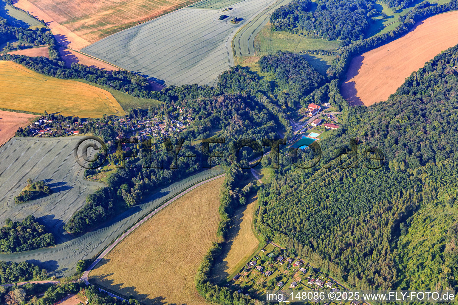Vue aérienne de Vue du village avec piscine forestière depuis le nord à le quartier Alterode in Arnstein dans le département Saxe-Anhalt, Allemagne