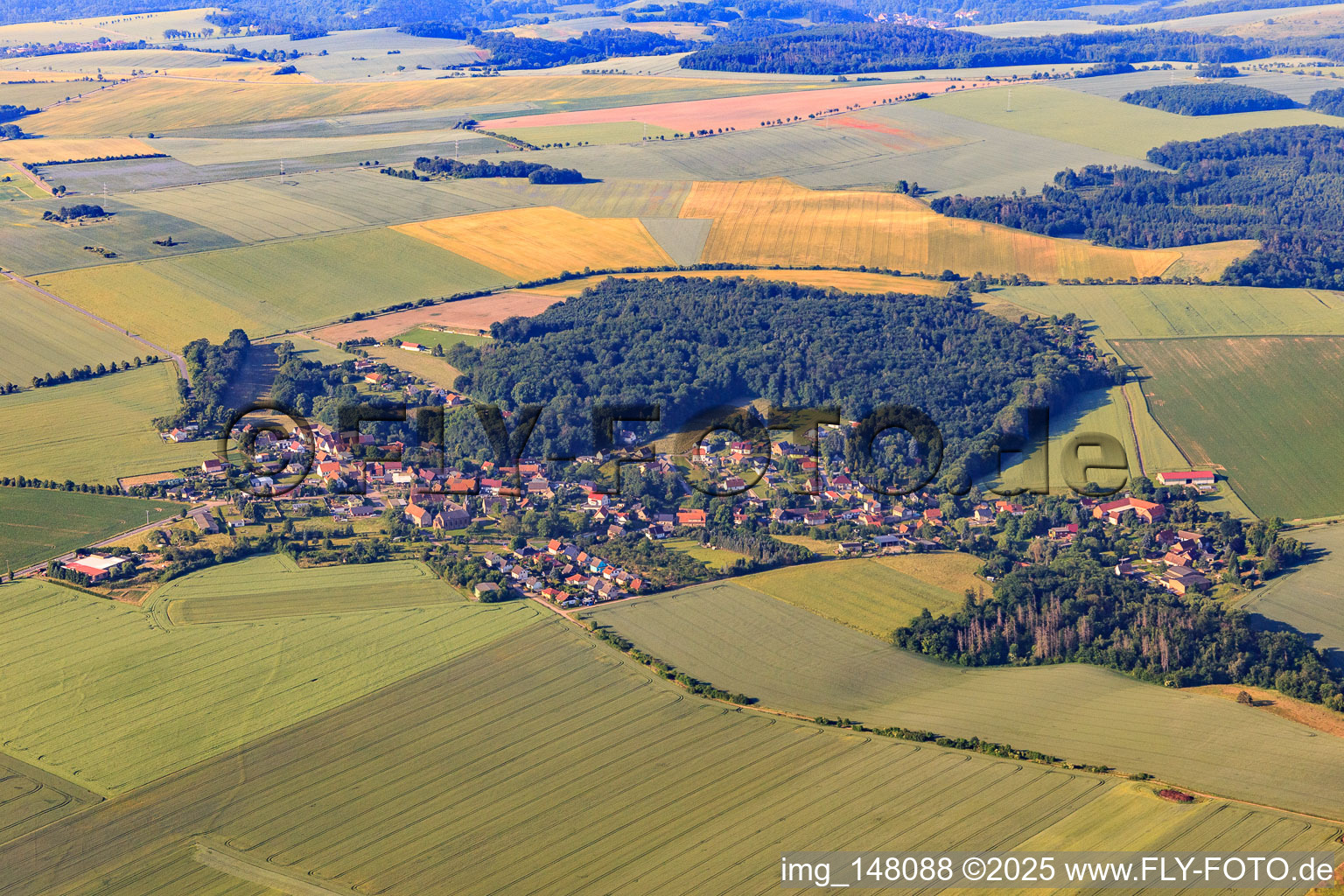 Vue aérienne de Vue du village depuis le nord-ouest à le quartier Bräunrode in Arnstein dans le département Saxe-Anhalt, Allemagne