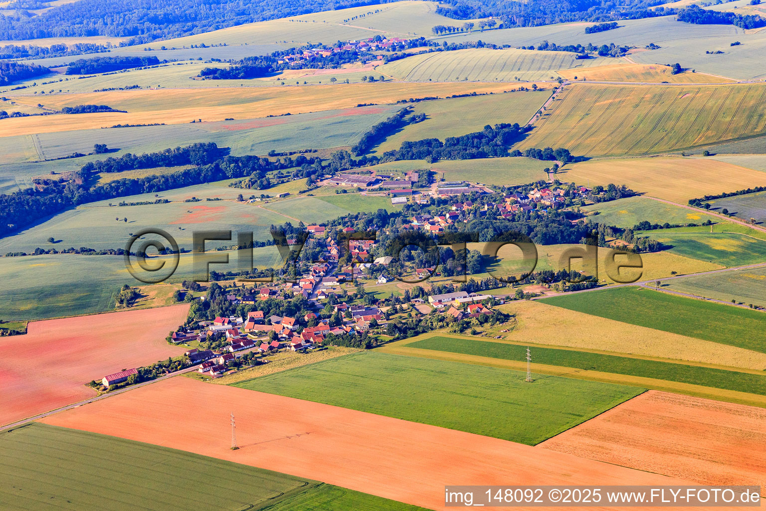 Vue aérienne de Vue du village depuis le nord à le quartier Greifenhagen in Arnstein dans le département Saxe-Anhalt, Allemagne