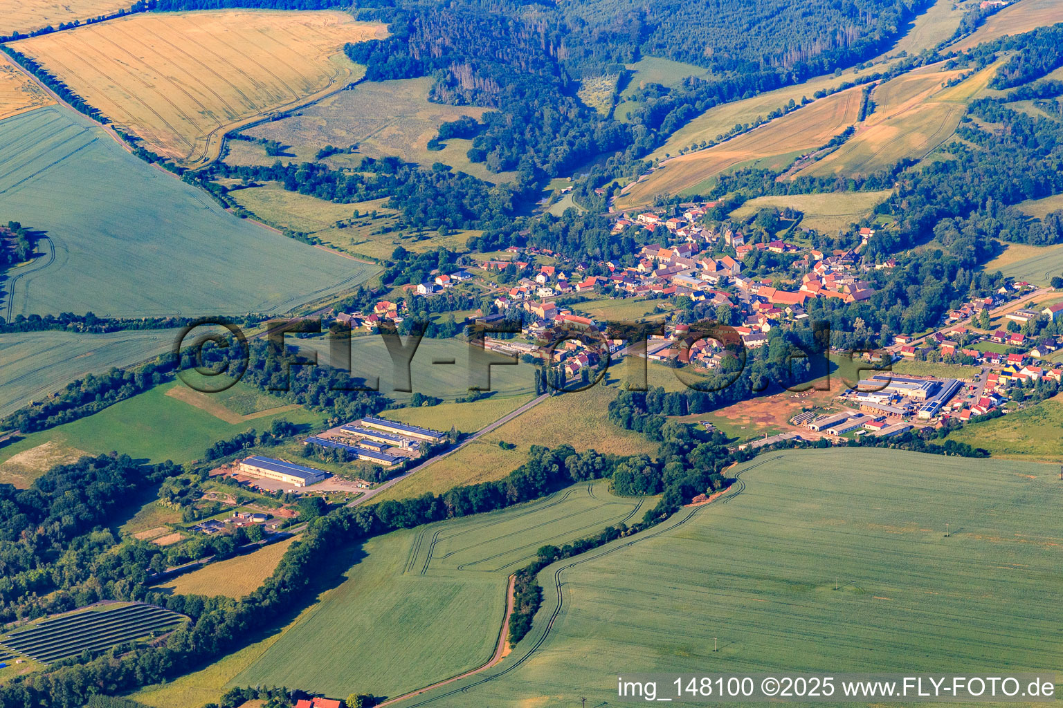 Vue aérienne de Vue du village depuis le nord-est à le quartier Vatterode in Mansfeld dans le département Saxe-Anhalt, Allemagne