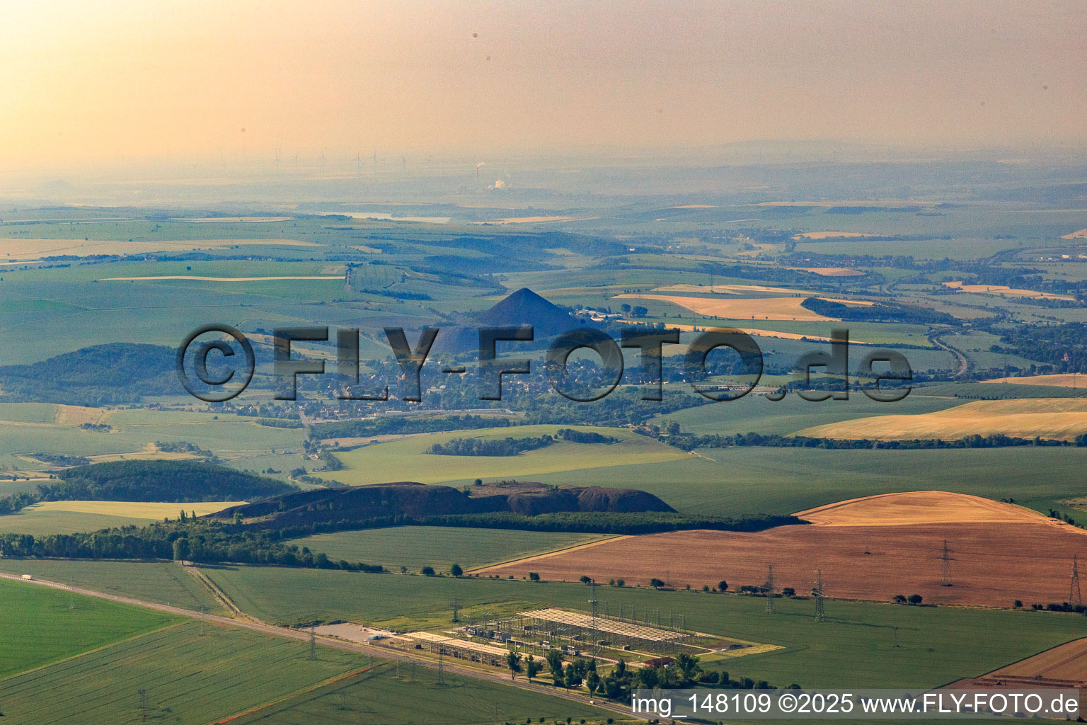 Vue aérienne de Dépôt conique d'ardoise à le quartier Hübitz in Gerbstedt dans le département Saxe-Anhalt, Allemagne