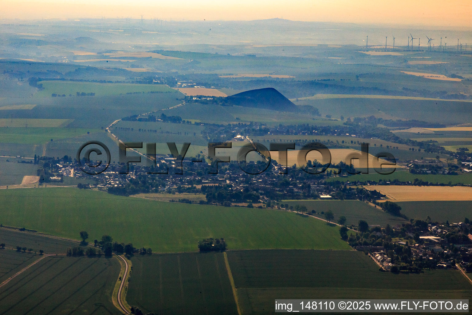 Vue aérienne de Dépôt d'ardoise derrière le village à le quartier Siersleben in Gerbstedt dans le département Saxe-Anhalt, Allemagne