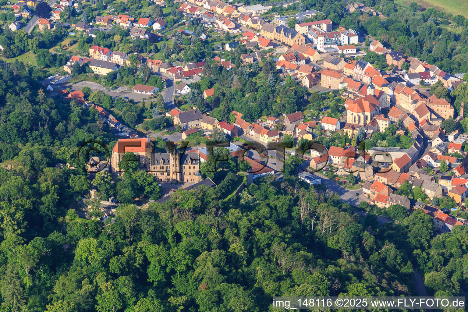 Vue aérienne de Vue de la ville depuis le nord-est avec l'église de la ville de Saint-Georges à Mansfeld dans le département Saxe-Anhalt, Allemagne