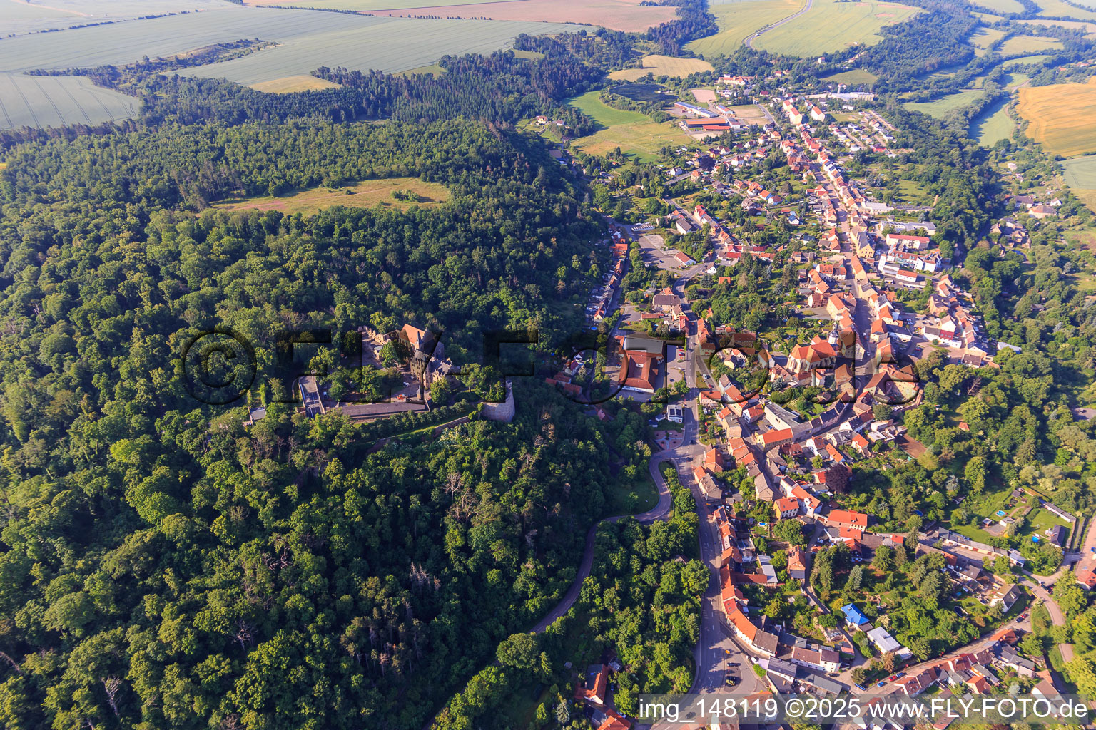 Vue aérienne de Lutherstraße et B86 à Mansfeld dans le département Saxe-Anhalt, Allemagne