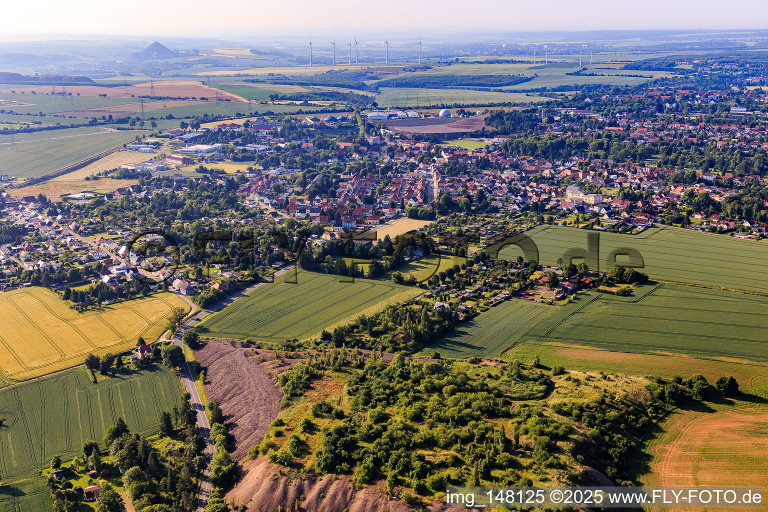 Vue aérienne de Vue de la ville depuis le nord-est à Klostermansfeld dans le département Saxe-Anhalt, Allemagne