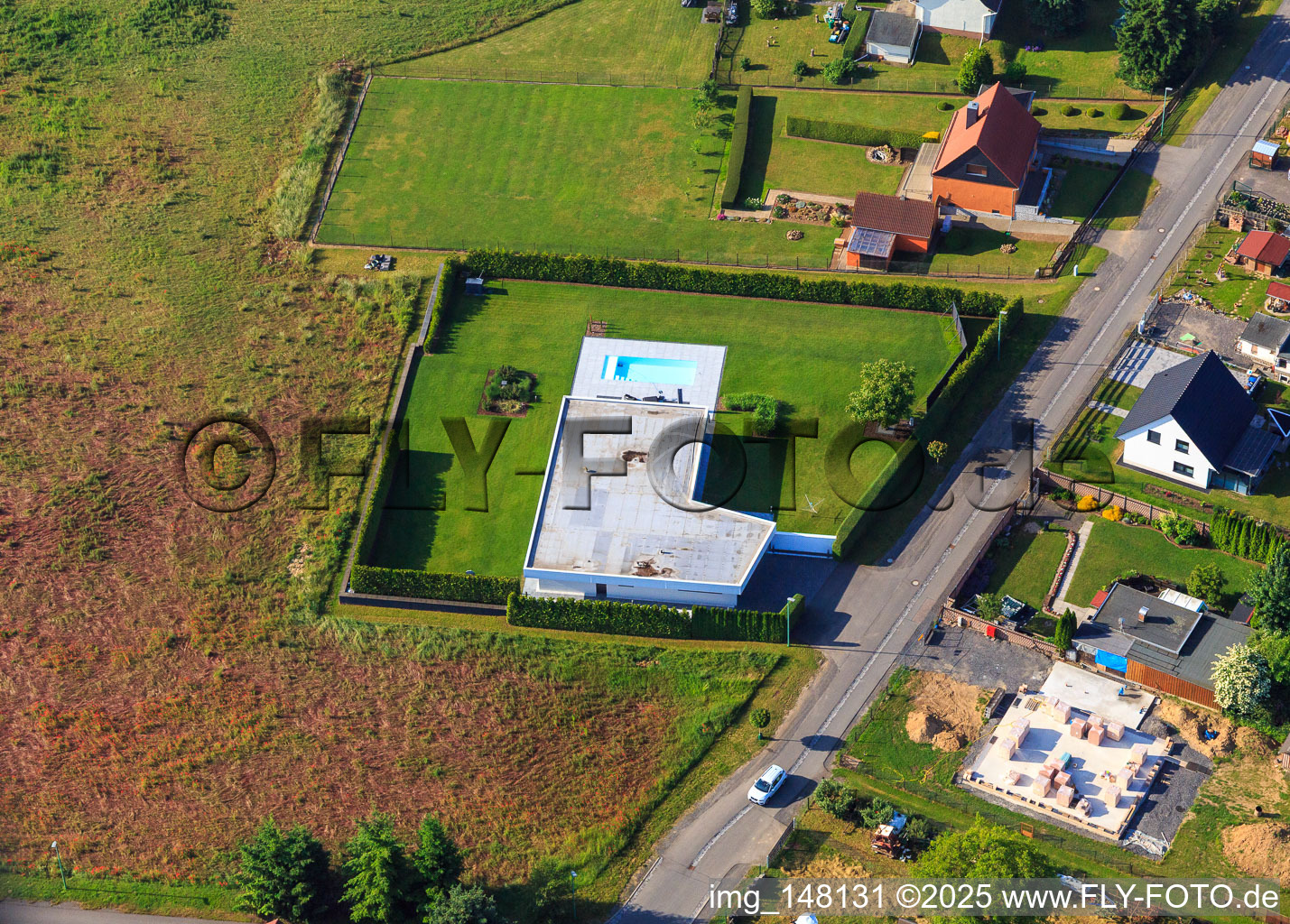 Vue aérienne de Villa à toit plat avec piscine et haute haie à Klostermansfeld dans le département Saxe-Anhalt, Allemagne