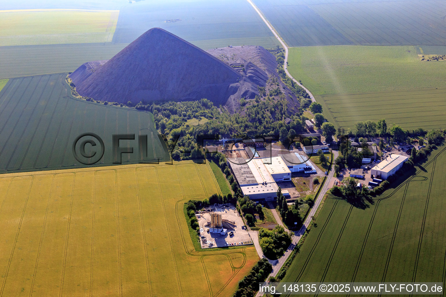 Vue aérienne de Ernst-Thälmann-Schacht devant la pyramide de la décharge d'ardoise de Mansfelder Landes à le quartier Hübitz in Gerbstedt dans le département Saxe-Anhalt, Allemagne