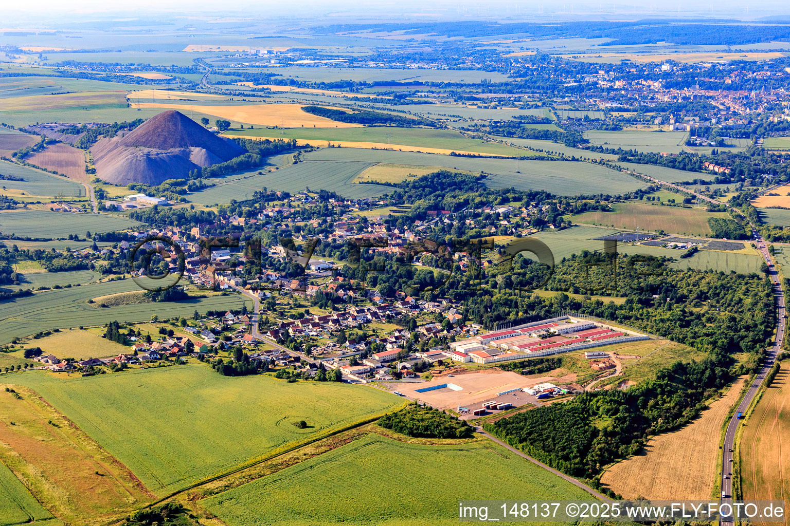 Vue aérienne de Vue du village devant le terril « Fortschrittschacht » depuis le nord à le quartier Volkstedt in Eisleben dans le département Saxe-Anhalt, Allemagne