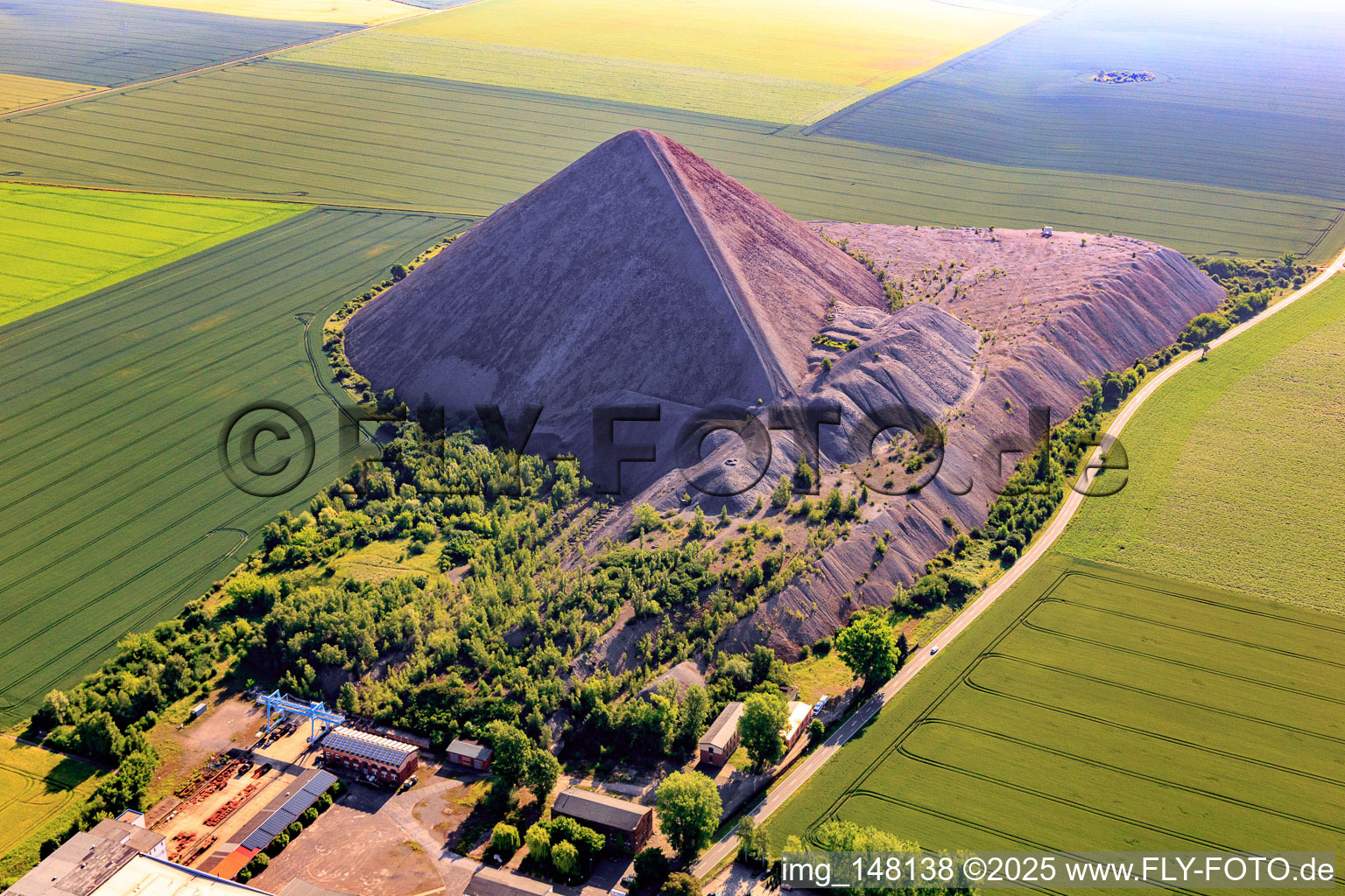 Vue aérienne de Pyramide de la région de Mansfeld - Dépotoir d'ardoise du puits Thälmann à le quartier Hübitz in Gerbstedt dans le département Saxe-Anhalt, Allemagne