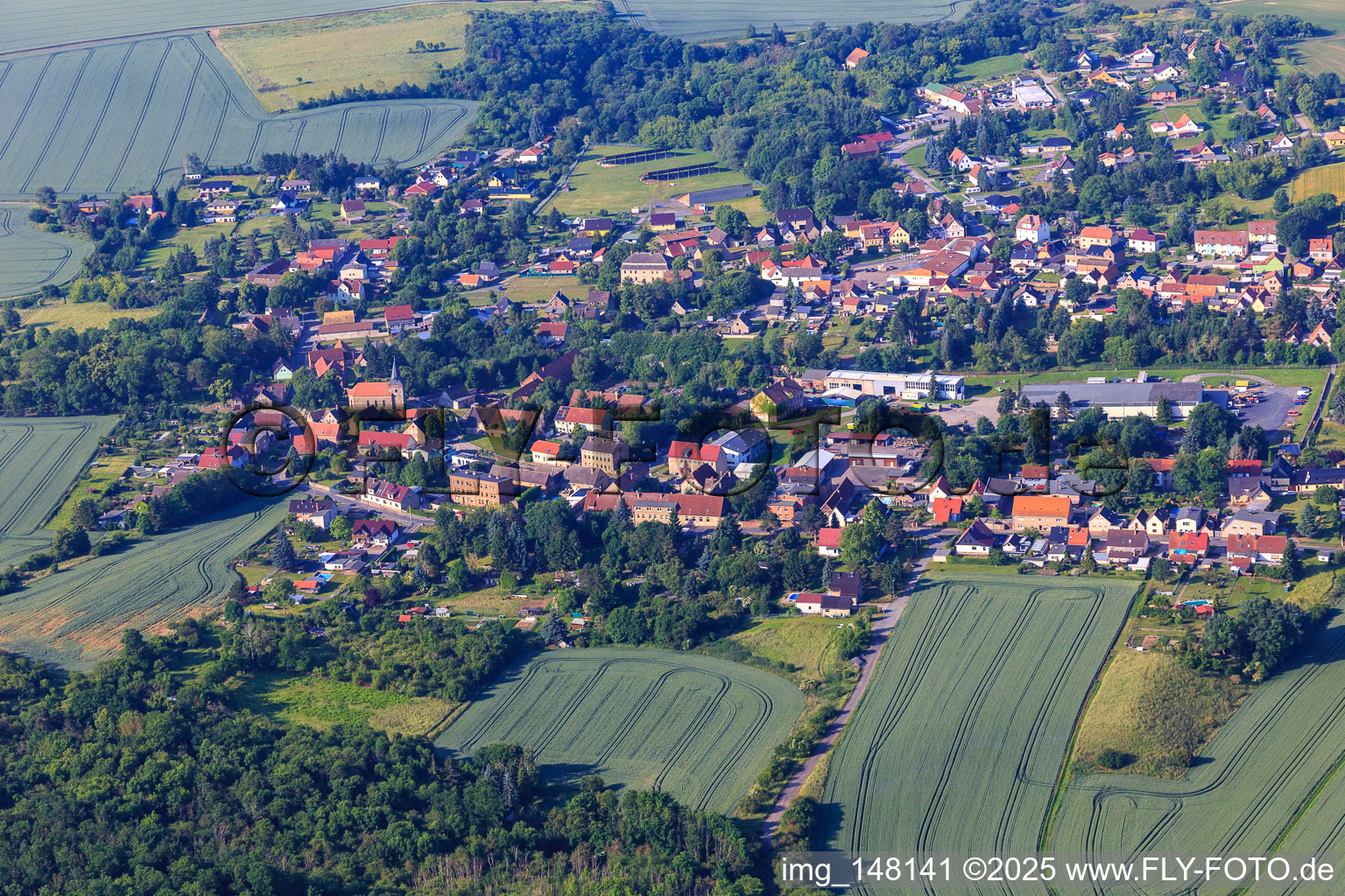 Vue aérienne de Vue du village depuis le nord à le quartier Volkstedt in Eisleben dans le département Saxe-Anhalt, Allemagne