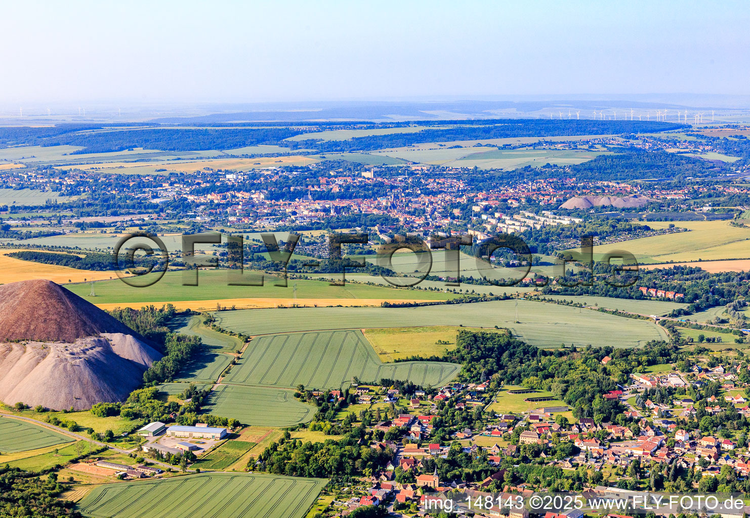 Vue aérienne de Vue de la ville depuis le nord, derrière le terril « Fortschrittschacht » à Eisleben dans le département Saxe-Anhalt, Allemagne