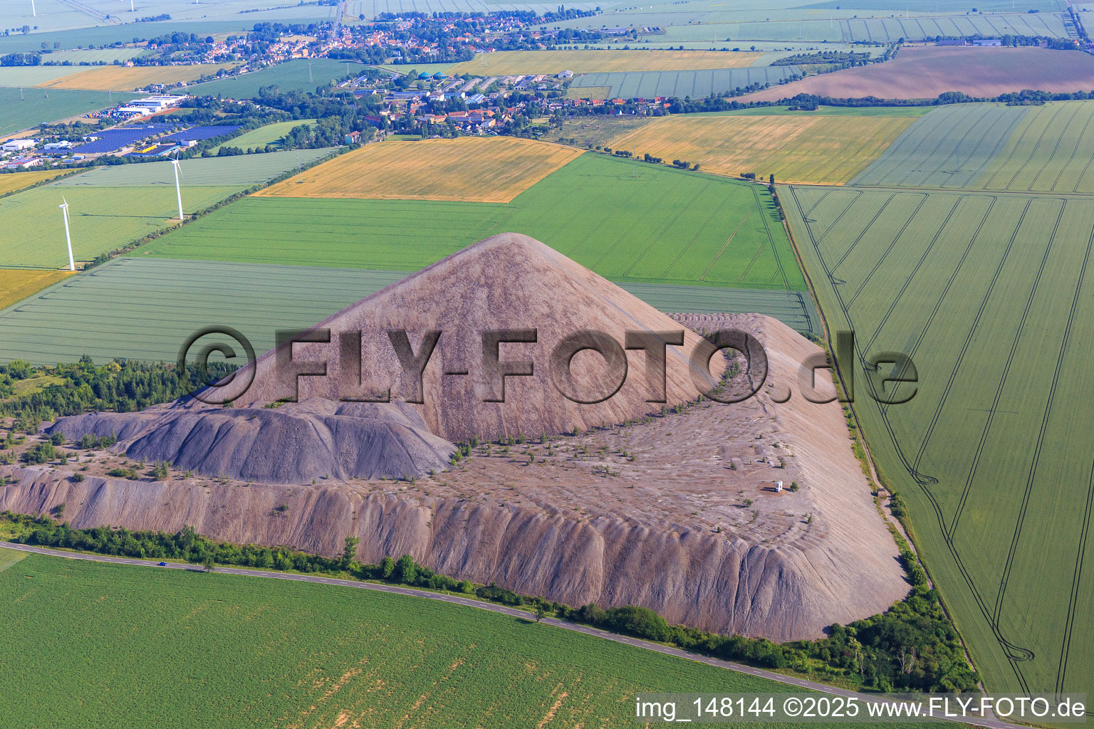 Vue aérienne de Pyramide de la région de Mansfeld - dépôt d'ardoise à le quartier Hübitz in Gerbstedt dans le département Saxe-Anhalt, Allemagne