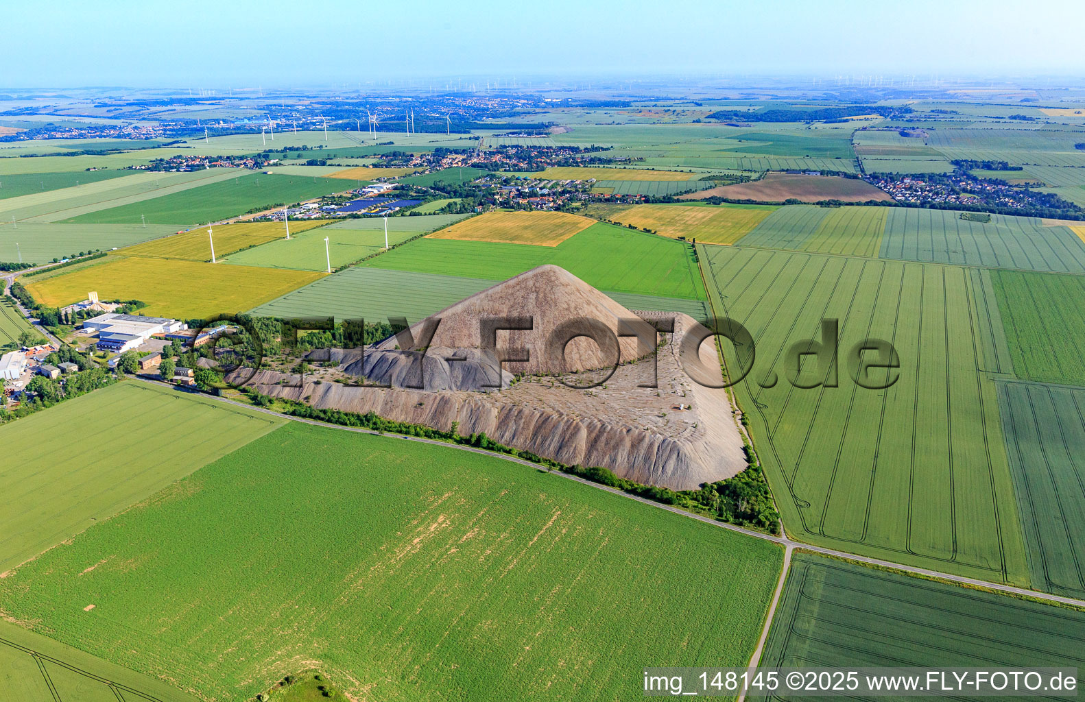Vue aérienne de Pyramide du Mansfelder Land - dépôt d'ardoise du sud-est à le quartier Hübitz in Gerbstedt dans le département Saxe-Anhalt, Allemagne