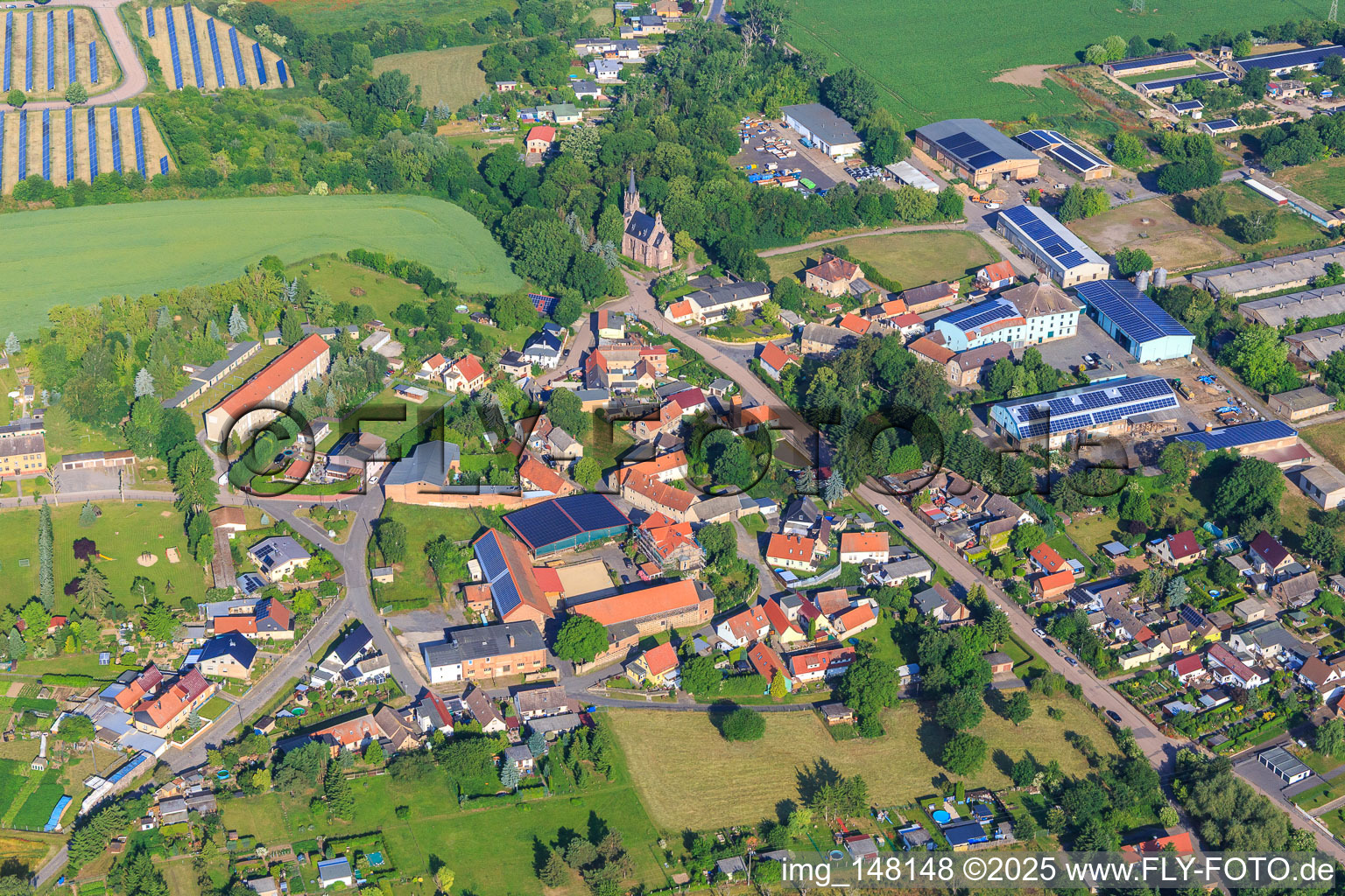 Vue aérienne de Vue du village depuis le sud-est avec l'ancien Vitzthumsschacht à le quartier Hübitz in Gerbstedt dans le département Saxe-Anhalt, Allemagne