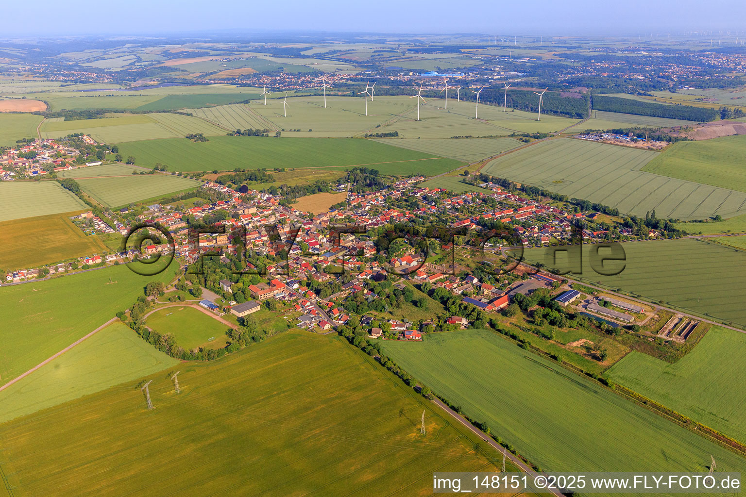 Vue aérienne de Vue du village depuis le sud-est avec à le quartier Siersleben in Gerbstedt dans le département Saxe-Anhalt, Allemagne