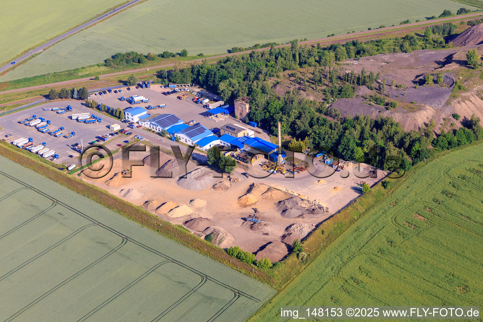 Vue aérienne de BARES Matériaux de construction et service de pneus GmbH à le quartier Siersleben in Gerbstedt dans le département Saxe-Anhalt, Allemagne