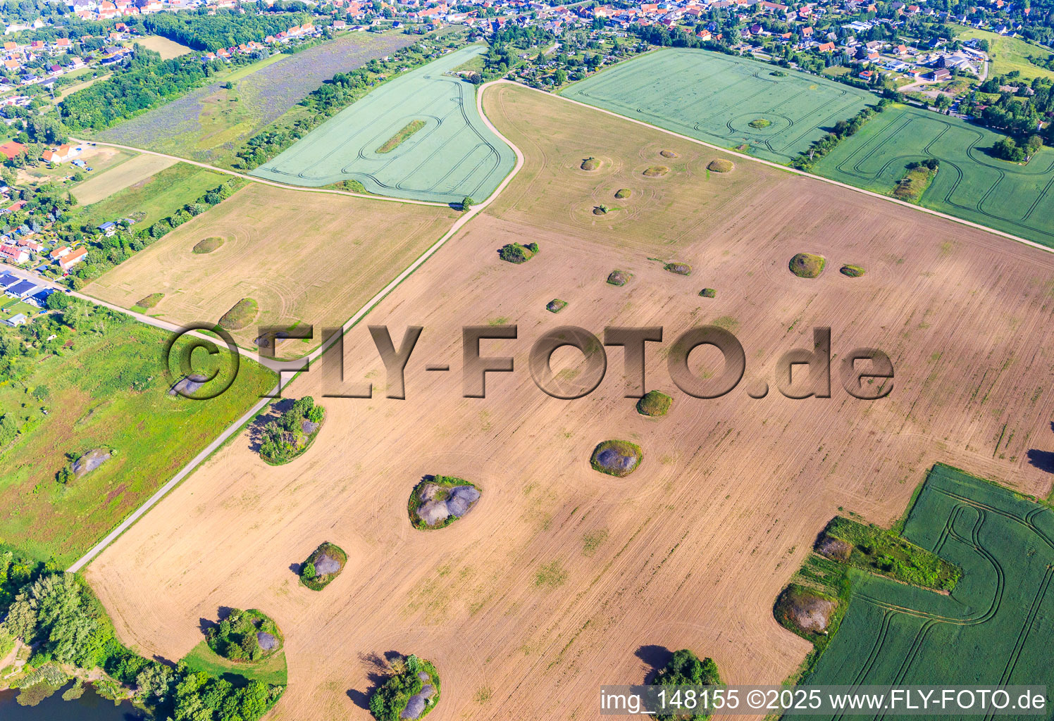 Vue aérienne de Les kameshügel de l'ère glaciaire forment des trous incultivables dans les champs à Hettstedt dans le département Saxe-Anhalt, Allemagne