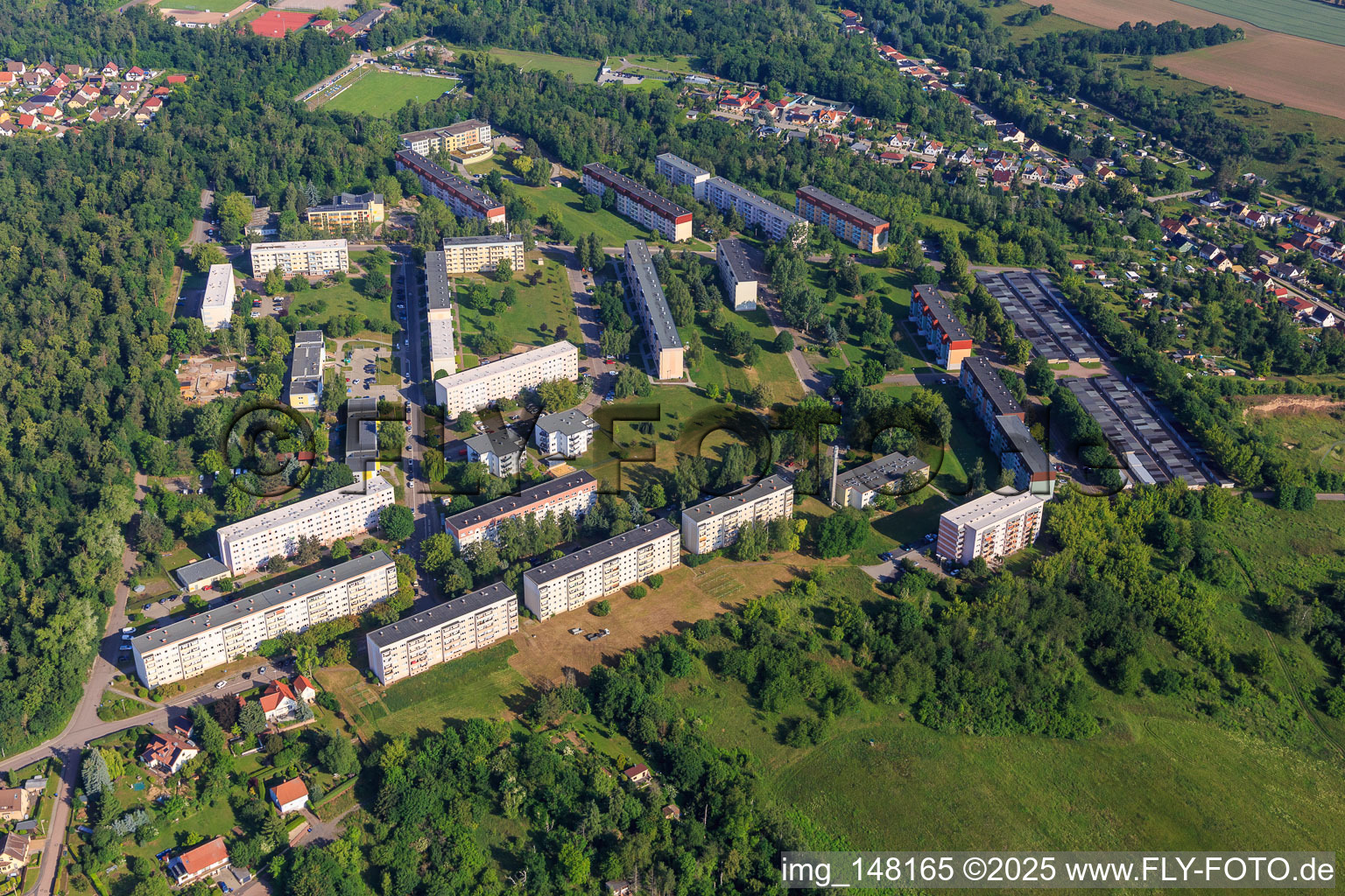 Vue aérienne de Lotissements préfabriqués dans le quartier des musiciens à Hettstedt dans le département Saxe-Anhalt, Allemagne