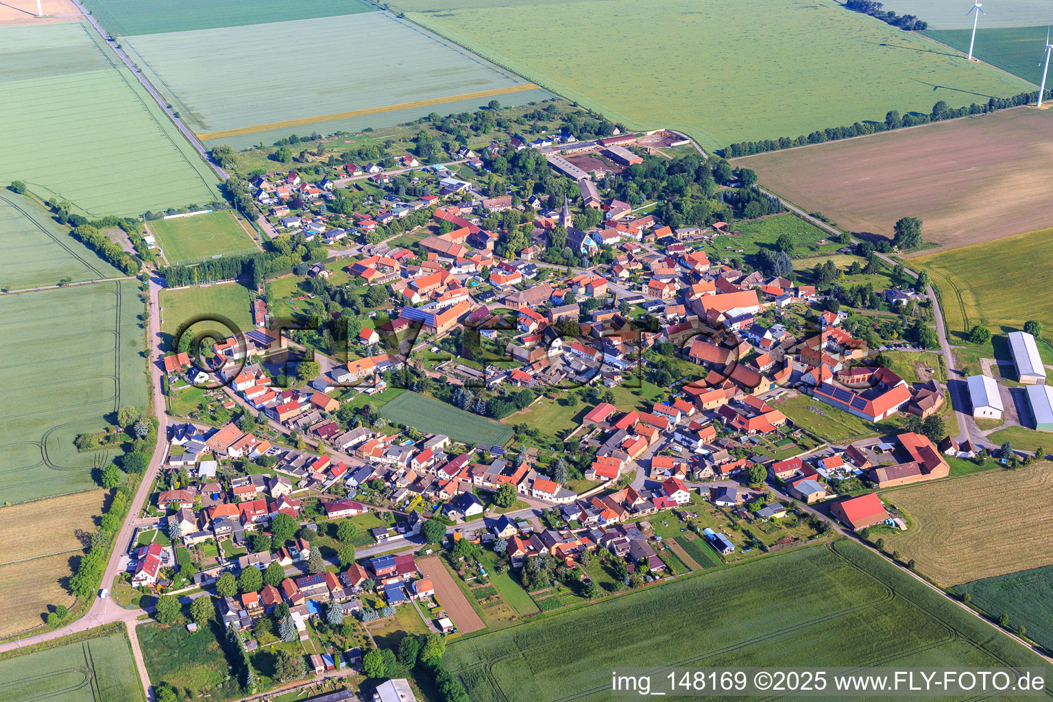 Vue aérienne de Vue du village depuis le sud-est à le quartier Arnstedt in Arnstein dans le département Saxe-Anhalt, Allemagne