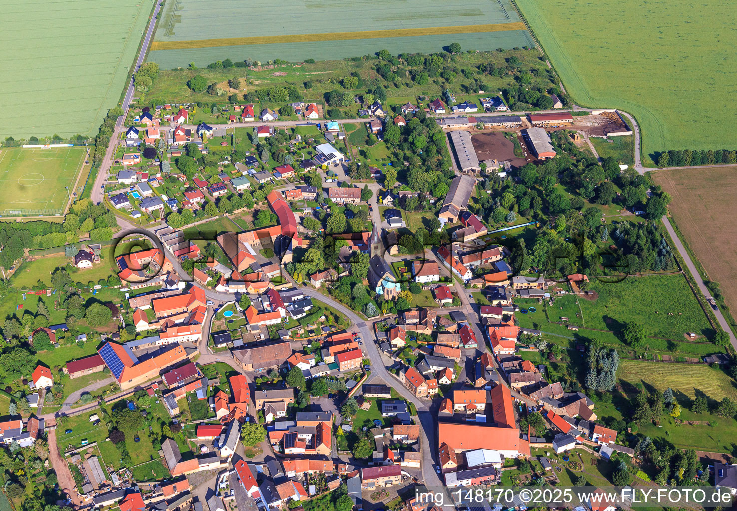 Vue aérienne de Vue d'ensemble du village depuis le sud-est à le quartier Arnstedt in Arnstein dans le département Saxe-Anhalt, Allemagne