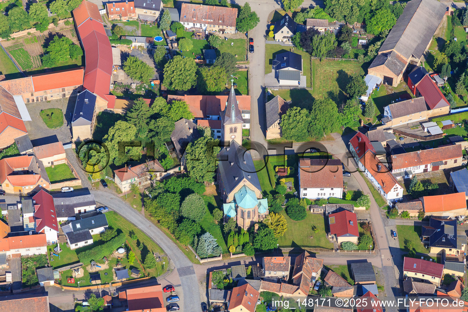 Vue aérienne de Église Saint-Maurice au centre du village à le quartier Arnstedt in Arnstein dans le département Saxe-Anhalt, Allemagne
