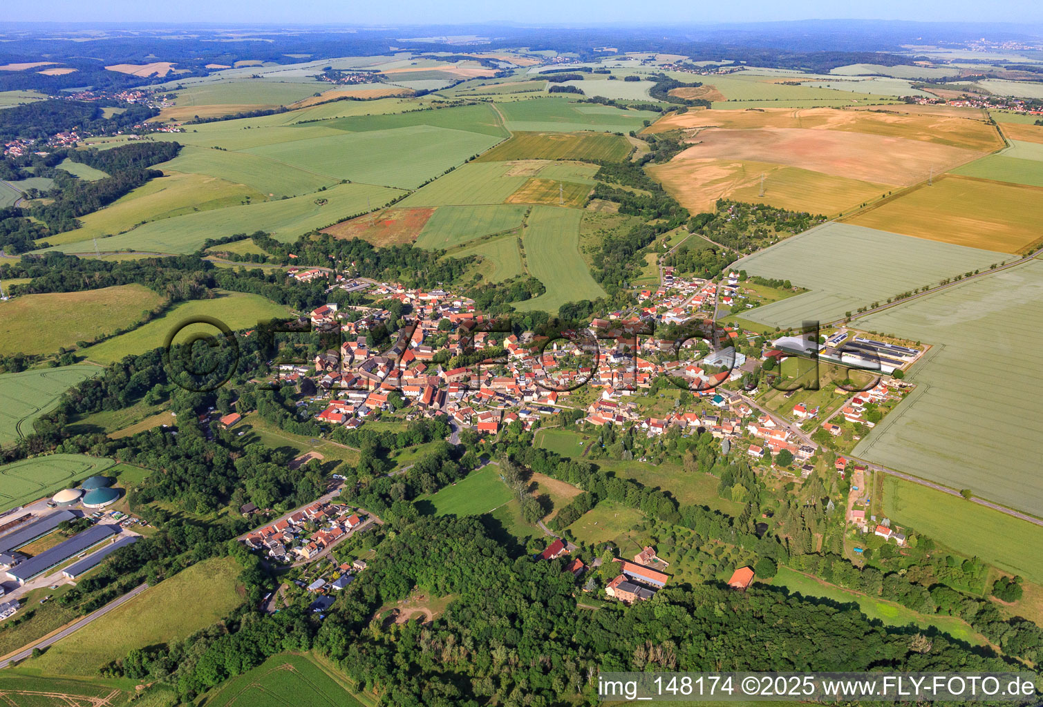 Vue aérienne de Vue d'ensemble du village depuis le nord-est à le quartier Welbsleben in Arnstein dans le département Saxe-Anhalt, Allemagne