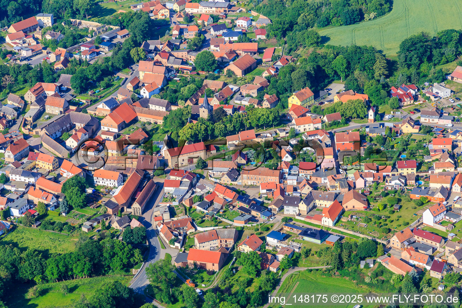 Vue aérienne de Centre du village à le quartier Welbsleben in Arnstein dans le département Saxe-Anhalt, Allemagne