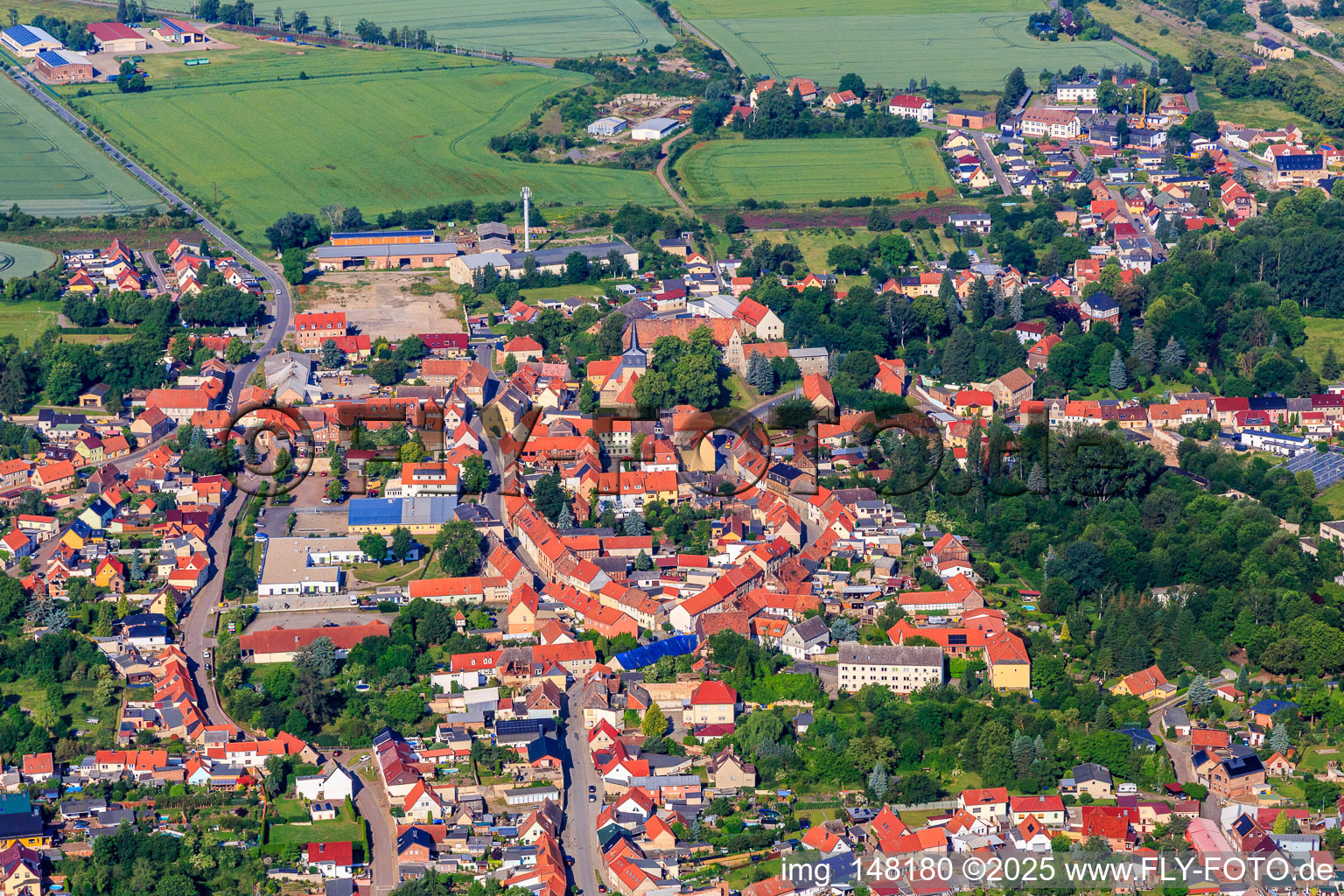 Vue aérienne de B185, Lange Straße et Siederstr à le quartier Ermsleben in Falkenstein dans le département Saxe-Anhalt, Allemagne
