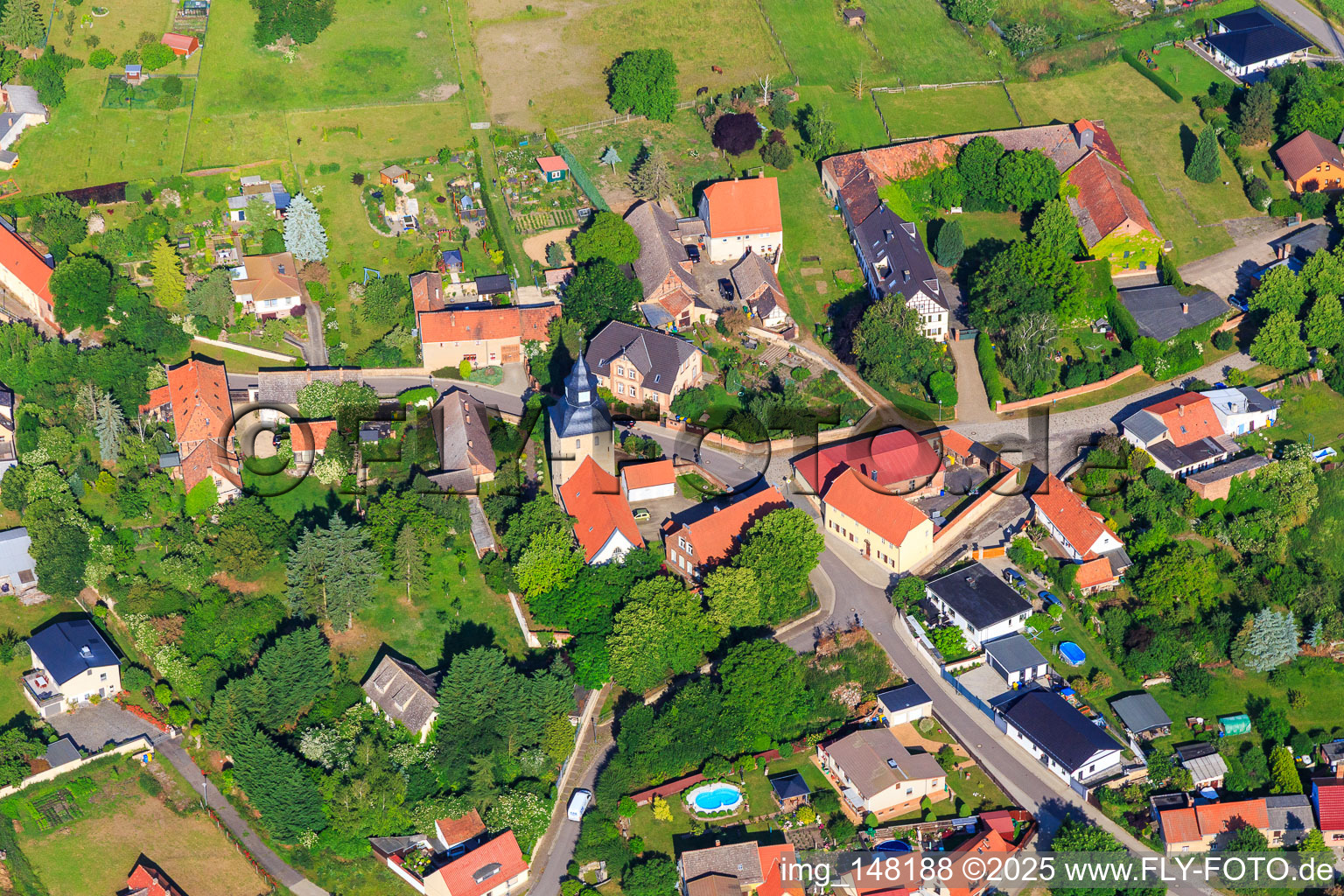 Vue aérienne de Église Saint-André au centre du village à le quartier Sinsleben in Falkenstein dans le département Saxe-Anhalt, Allemagne