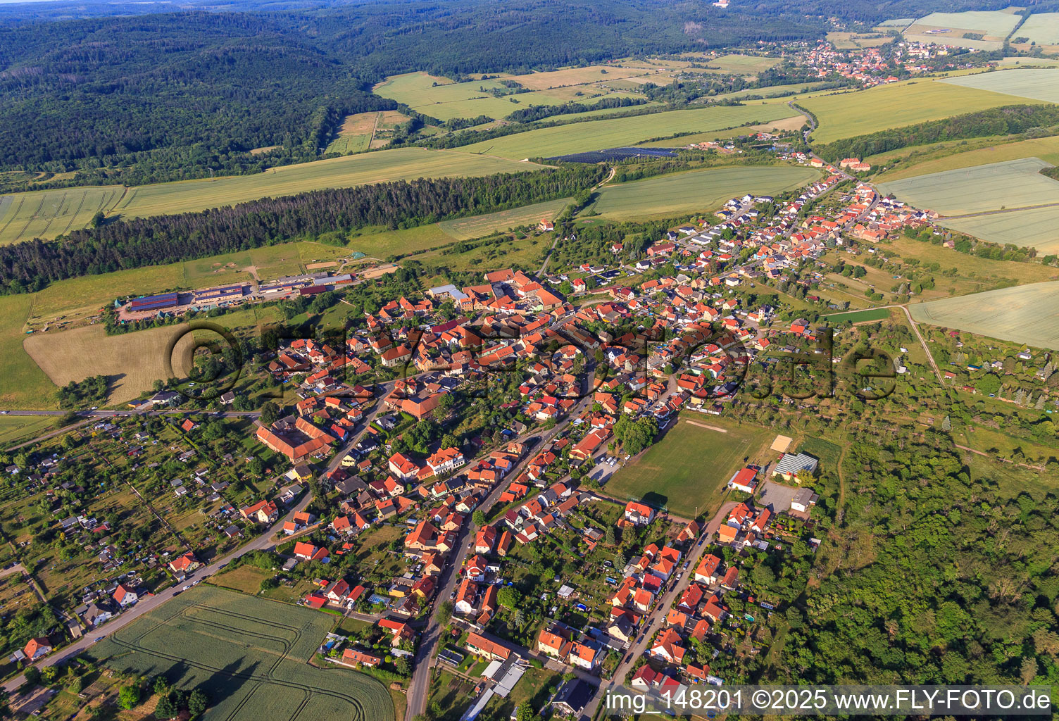 Vue aérienne de Vue de la ville depuis l'est à le quartier Timmenrode in Blankenburg dans le département Saxe-Anhalt, Allemagne