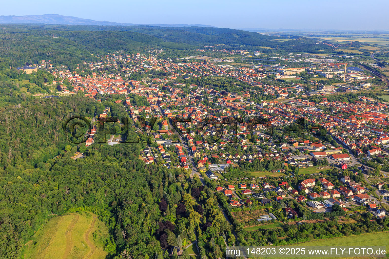 Vue aérienne de Vue de la ville depuis l'est à Blankenburg dans le département Saxe-Anhalt, Allemagne