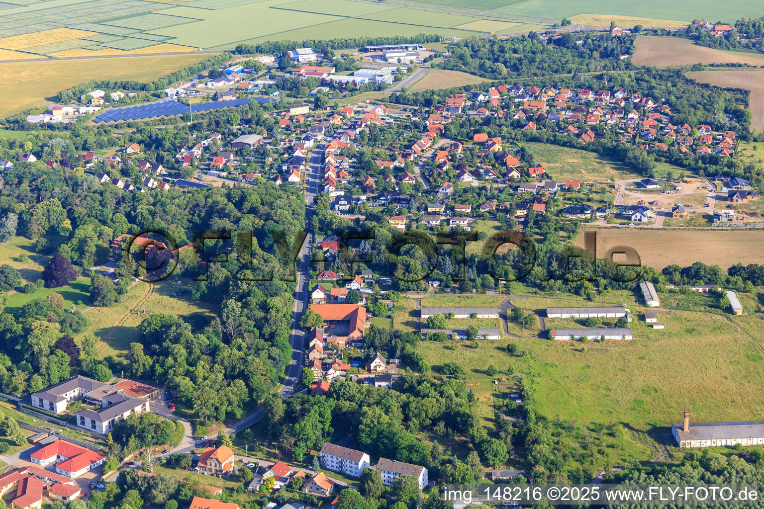 Vue aérienne de Rue de la gare à le quartier Langenstein in Halberstadt dans le département Saxe-Anhalt, Allemagne
