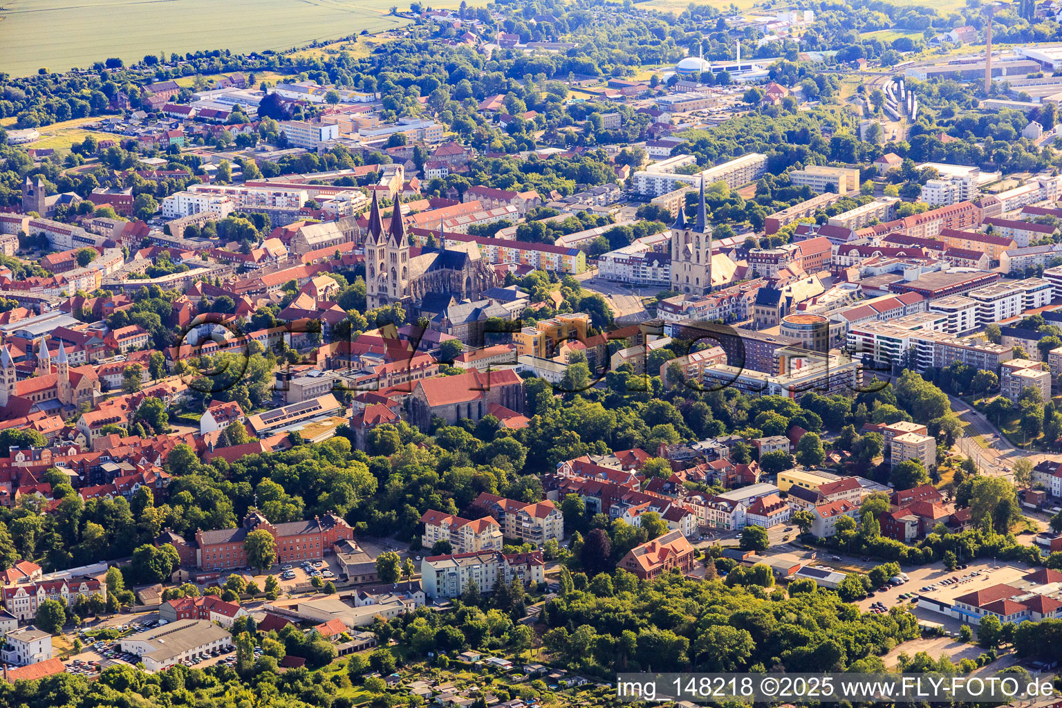Vue aérienne de Église et cathédrale Saint-Martini et trésor de la cathédrale Halberstadt à le quartier Diocese Halberstadt in Halberstadt dans le département Saxe-Anhalt, Allemagne