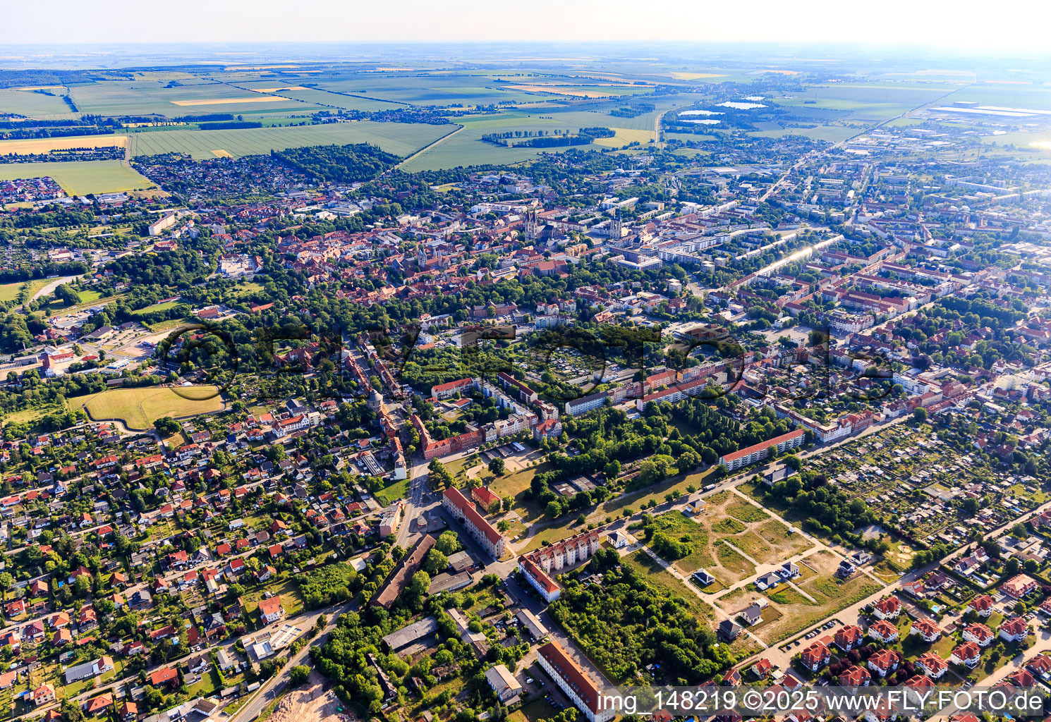 Vue aérienne de Vue d'ensemble de la ville depuis le sud-ouest à le quartier Diocese Halberstadt in Halberstadt dans le département Saxe-Anhalt, Allemagne